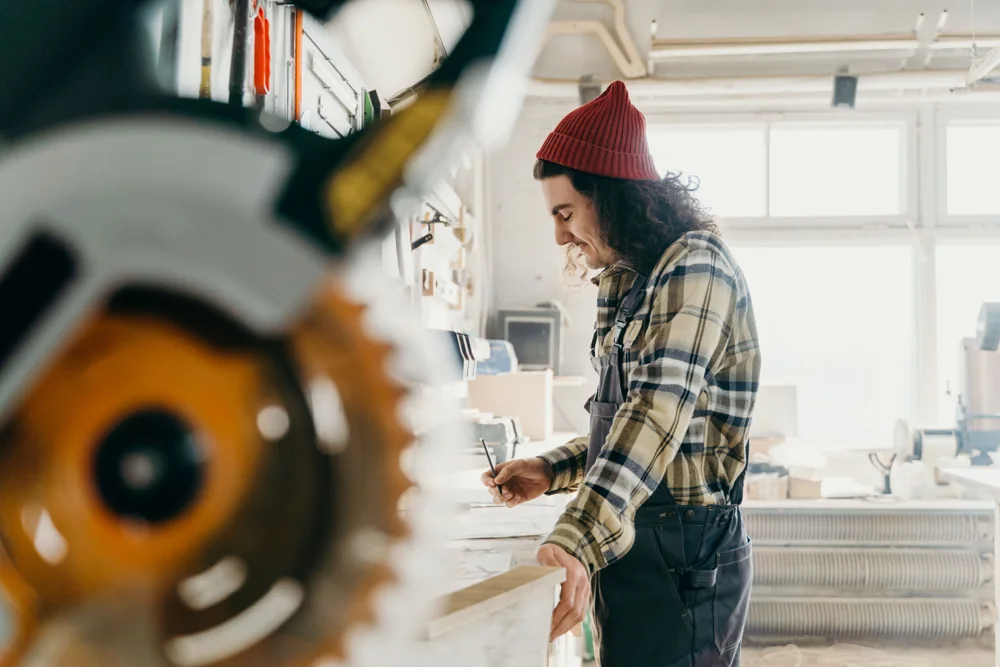 Handwerker bei präziser Arbeit in einer Holzwerkstatt